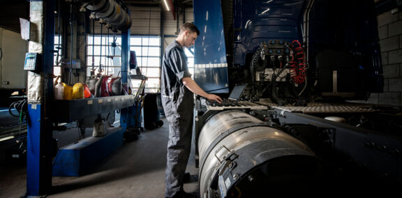 LVS-vacature-monteur-werkend-op-laptop-in-werkplaats