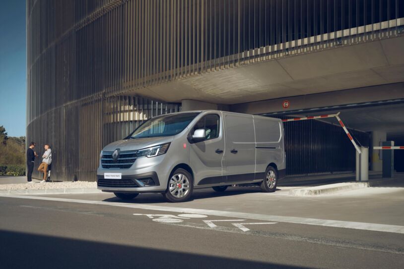 LVS-Renault-Trafic-gesloten-bestel-zwart-geparkeerd-bij-gevel-driekwart LVS-Renault-Trafic-gesloten-bestel-zwart-geparkeerd-bij-gevel-driekwart