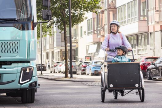 Volvo-FL-cyclist Volvo-FL-cyclist