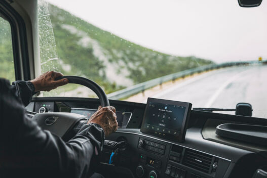 Een optioneel 9-inch secundair display met camerabeelden, infotainment, navigatiehulp, en transportinformatie Een optioneel 9-inch secundair display met camerabeelden, infotainment, navigatiehulp, en transportinformatie