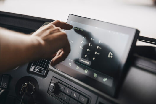 Een optioneel 9-inch secundair display met camerabeelden, infotainment, navigatiehulp, en transportinformatie Een optioneel 9-inch secundair display met camerabeelden, infotainment, navigatiehulp, en transportinformatie