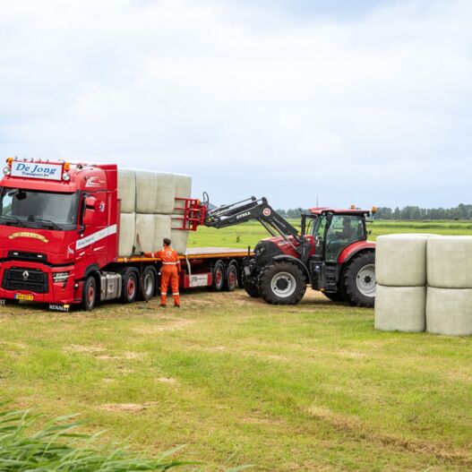 somethingsomethinge01Syk Aflevering De Jong Transport