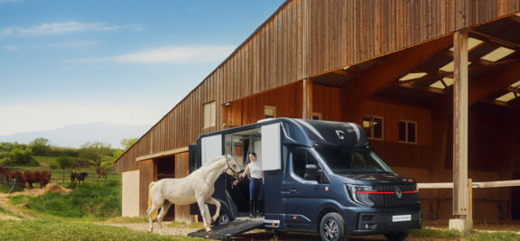 Renault-Trucks-Master-horses-03 Renault Master platform cabine