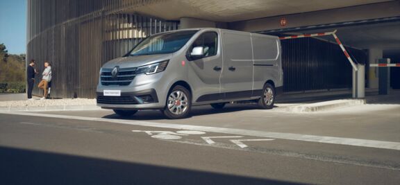 LVS-Renault-Trafic-gesloten-bestel-zwart-geparkeerd-bij-gevel-driekwart Renault Trafic Bestelwagen