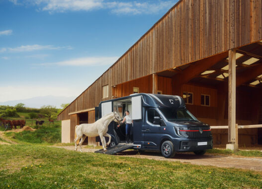 Renault-Trucks-Master-horses-03