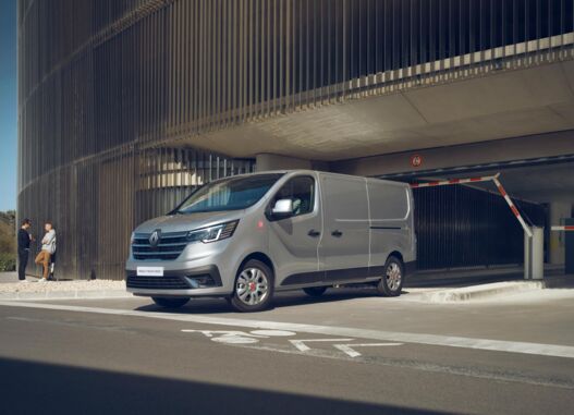 LVS-Renault-Trafic-gesloten-bestel-zwart-geparkeerd-bij-gevel-driekwart LVS-Renault-Trafic-gesloten-bestel-zwart-geparkeerd-bij-gevel-driekwart