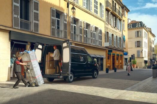 LVS-Renault-Trafic-dubbele-cabine-l2h2-zwart-laden-en-lossen-in-de-stad-open-laaddeur